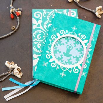Notitieboek groen met  potlood